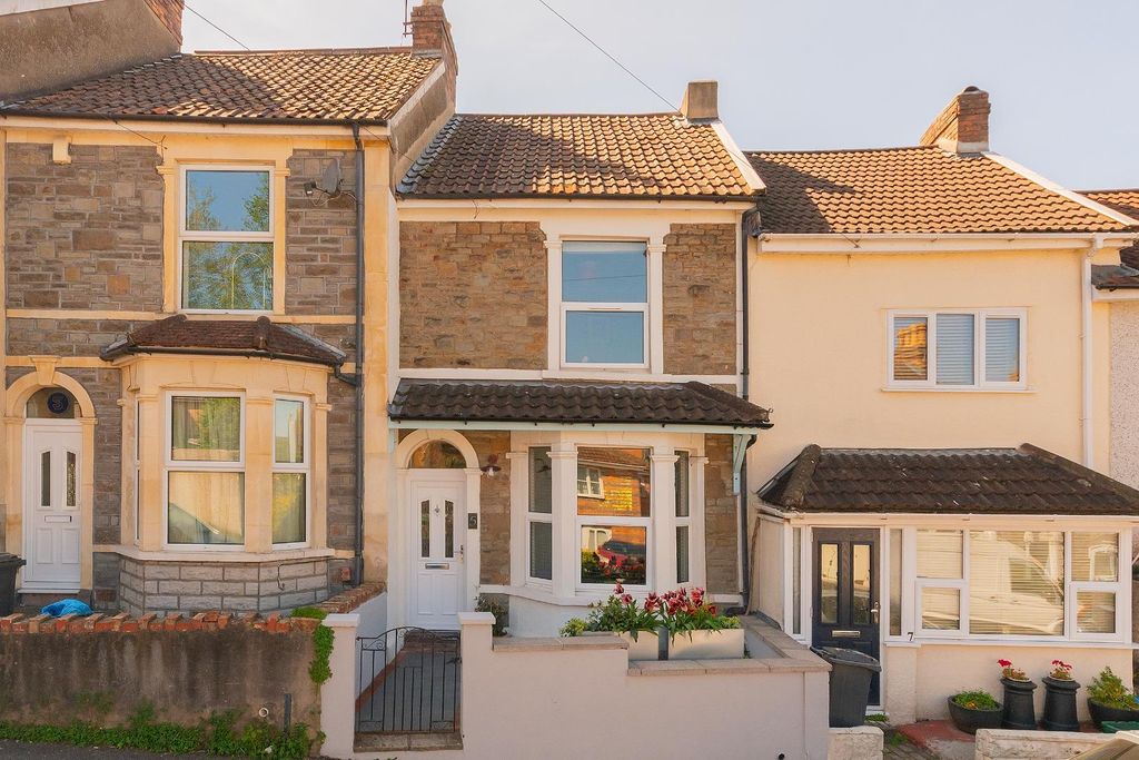 Property photo 2 of 36 0O5Rsg - External B.Jpg