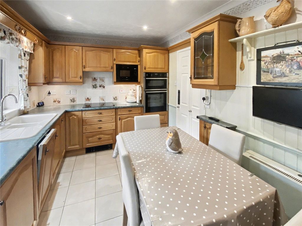 Property photo 2 of 11 Kitchen