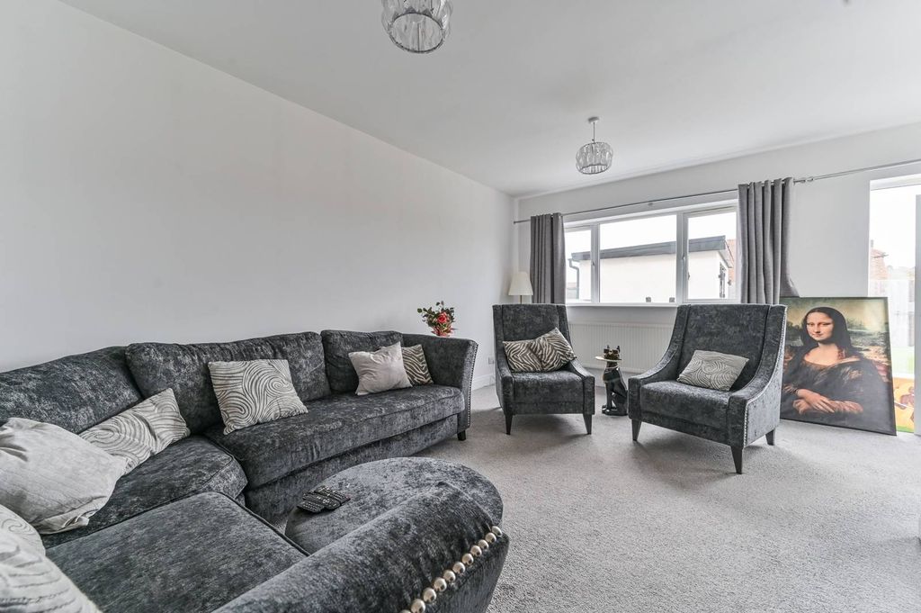 Property photo 3 of 31