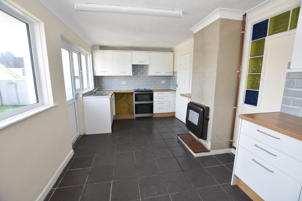 Property photo 3 of 11 Kitchen Diner