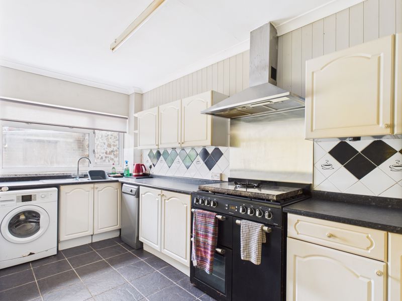 Property photo 3 of 12 Kitchen