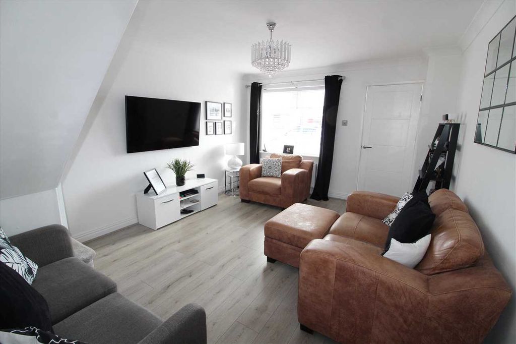 Property photo 3 of 11 Lounge