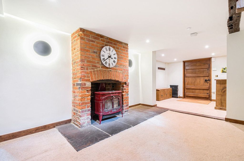 Property photo 3 of 34 Hall