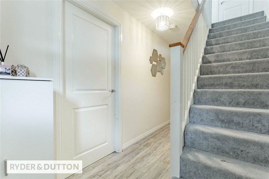 Property photo 3 of 22 Entrance Hall