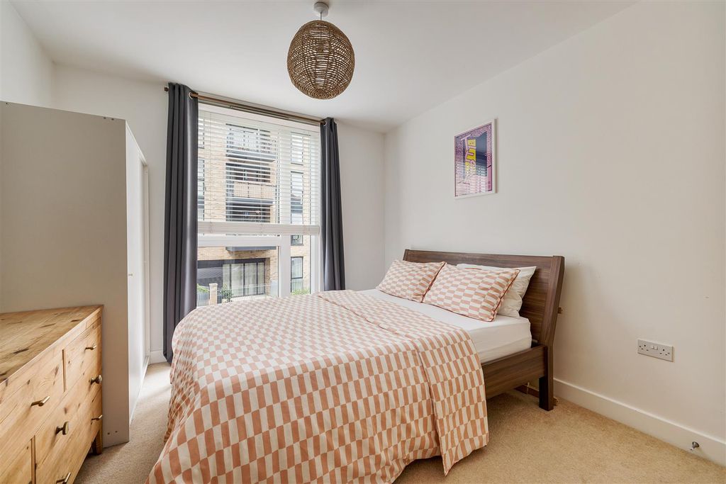 Property photo 3 of 35 Laburnum Street, E2