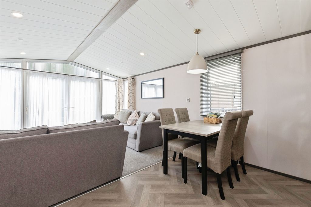 Property photo 3 of 27