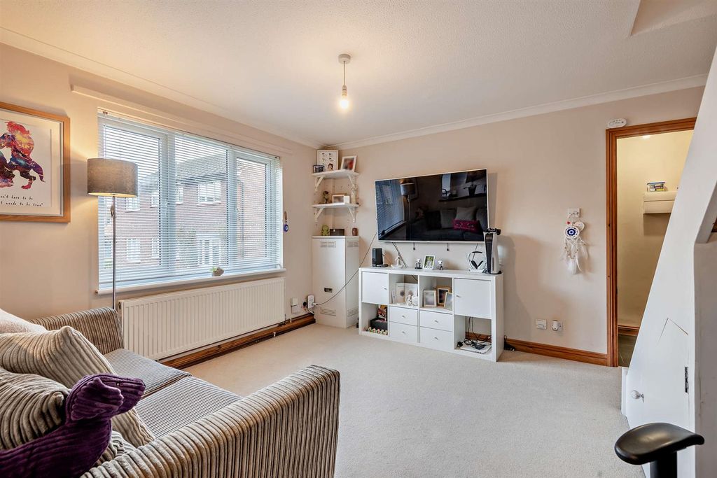 Property photo 3 of 14 8674845-Interior08-800.Jpg