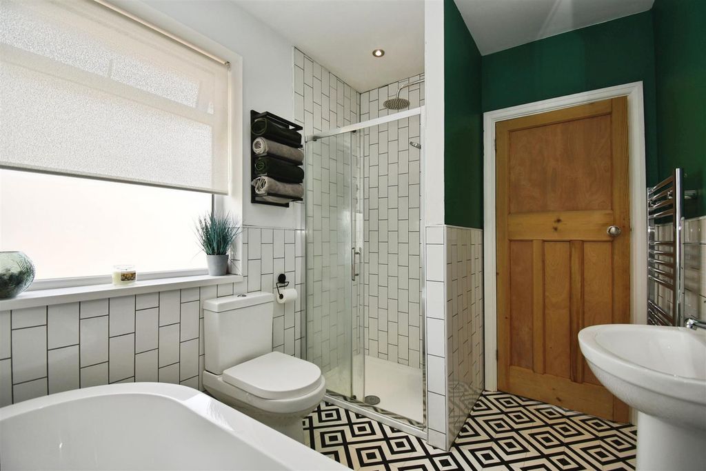 Property photo 3 of 18 Bathroom