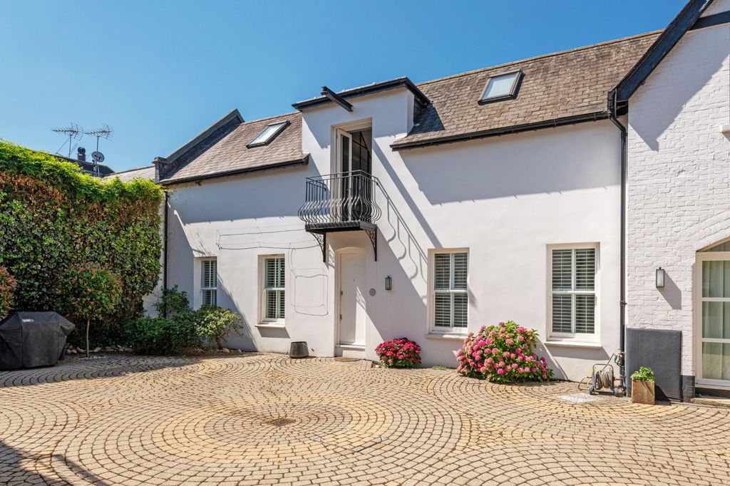 Property photo 1 of 17 External