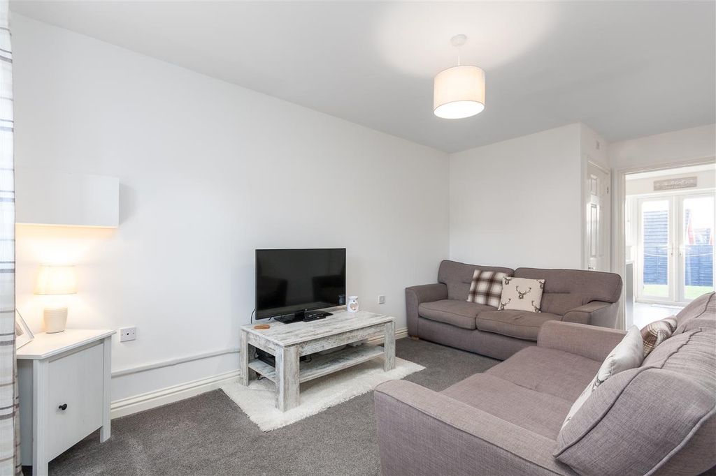 Property photo 2 of 10 Lounge