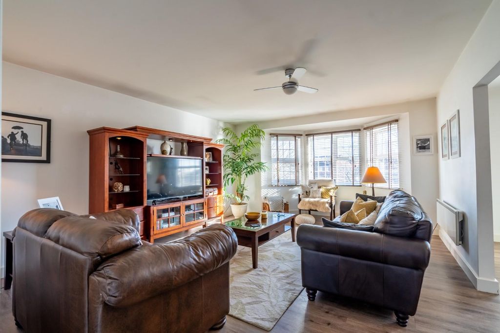 Property photo 2 of 11 4 Waterside Gardens-2.Jpg