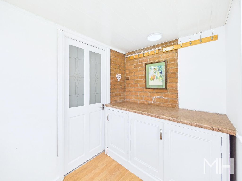 Property photo 2 of 17 Cloakroom