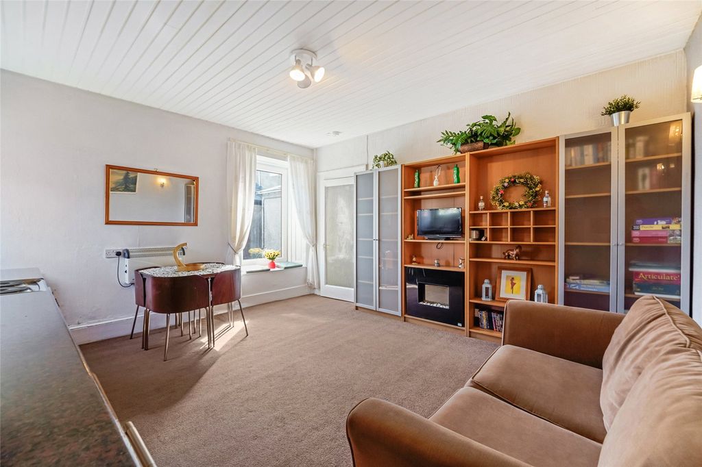 Property photo 2 of 14 Lounge