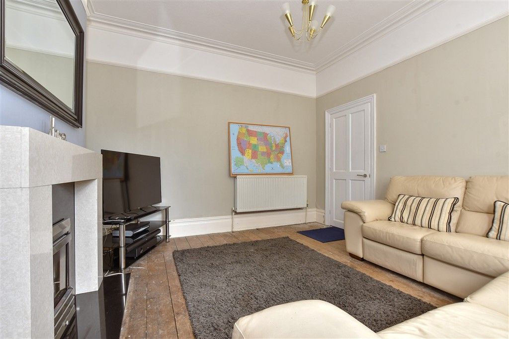 Property photo 3 of 13 Lounge