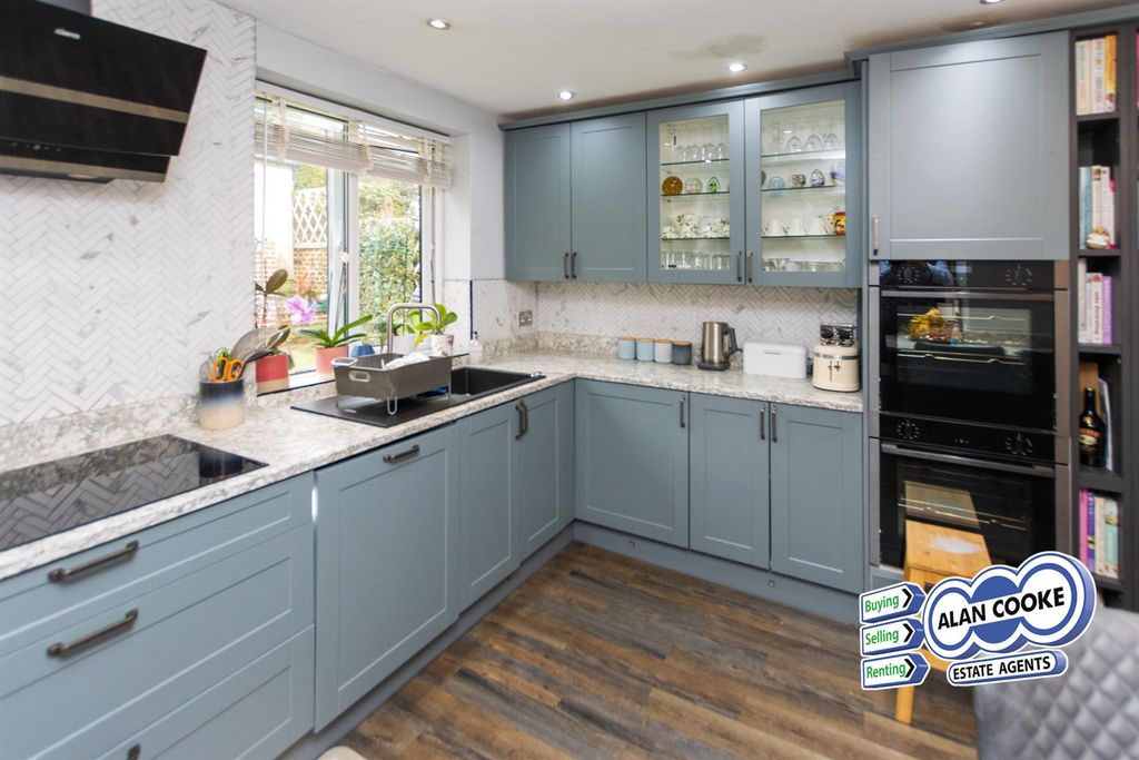 Property photo 2 of 20 Fitted Kitchen