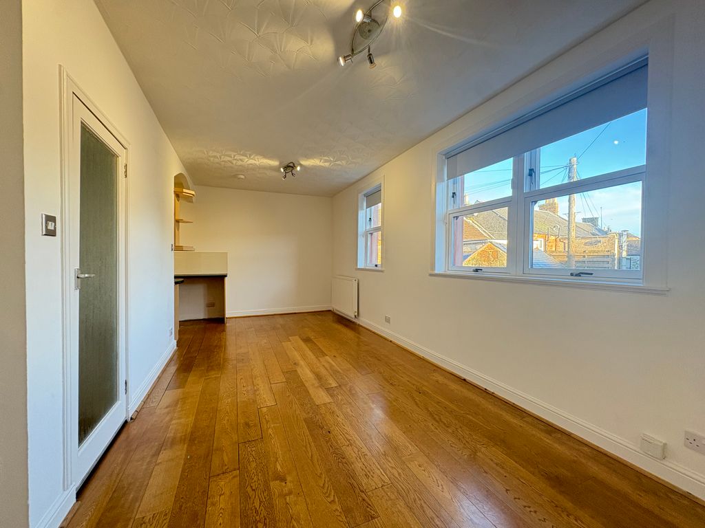 Property photo 2 of 5 Livingroom