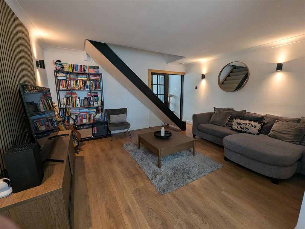 Property photo 3 of 11 Lounge