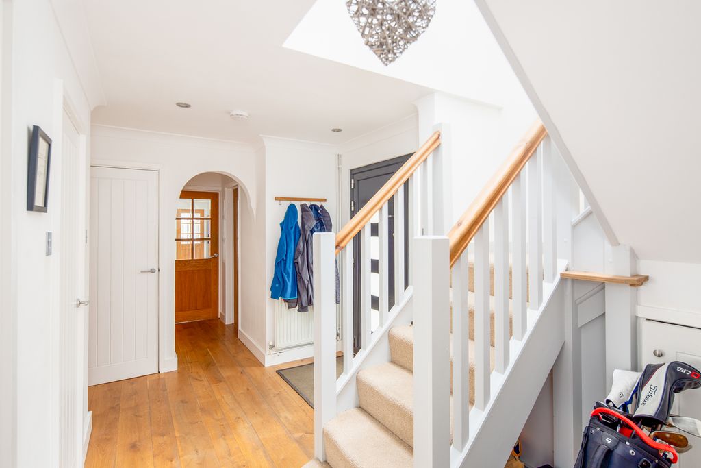 Property photo 2 of 39 Entrance Hall