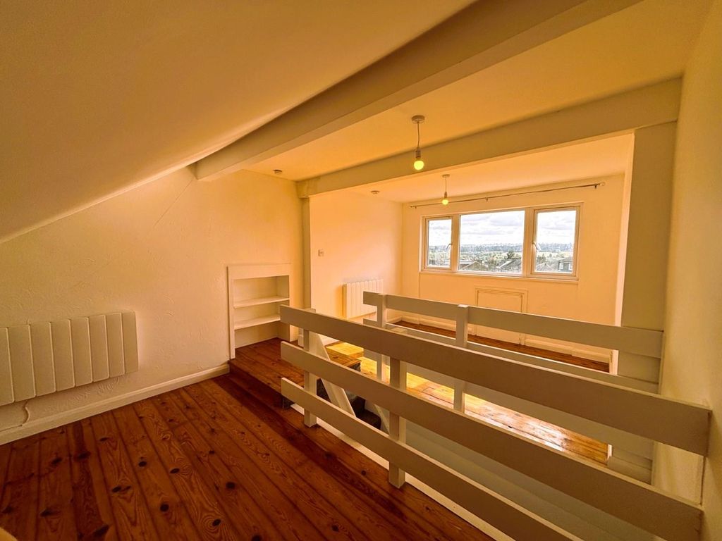 Property photo 3 of 6 Bedroom.Jpg