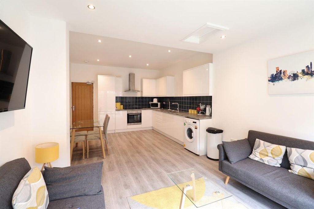 Property photo 1 of 32