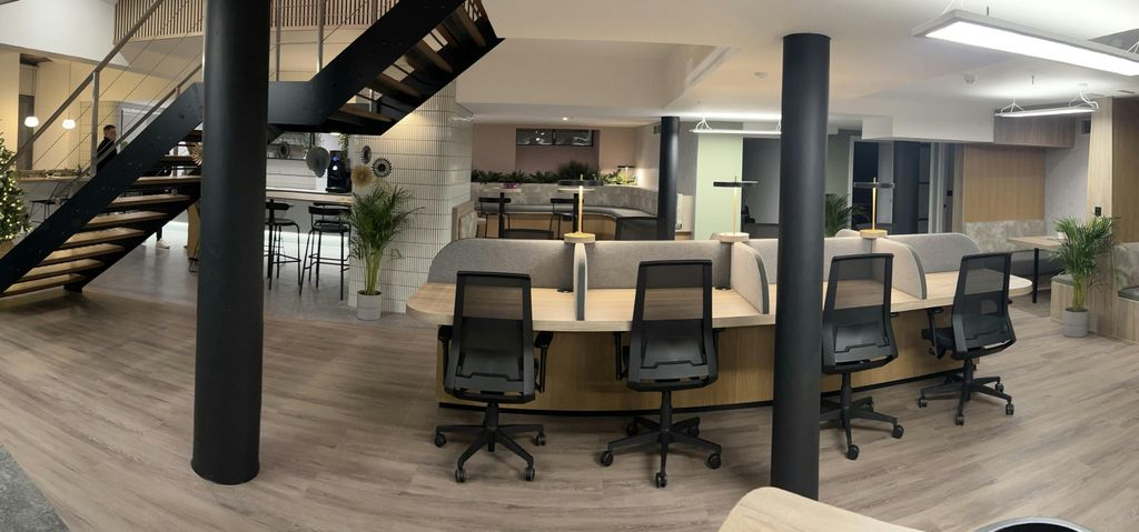 Property photo 2 of 8 Panoramic Premium Desks .Jpg