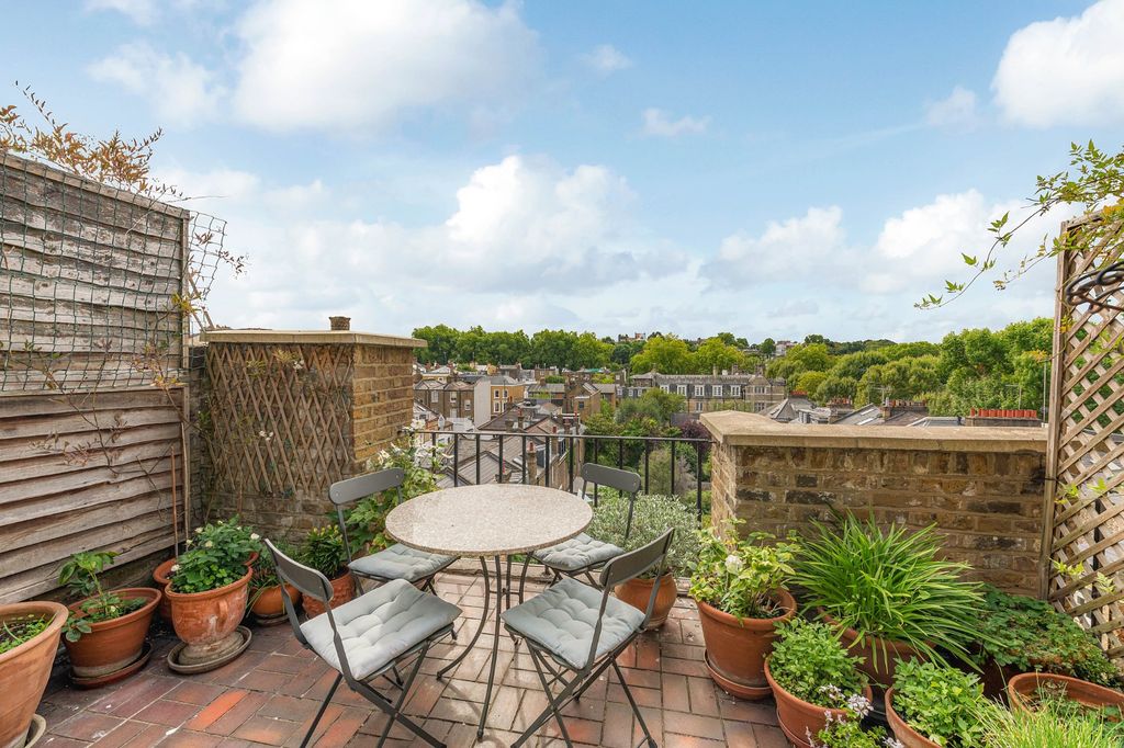 Property photo 3 of 10 Balcony