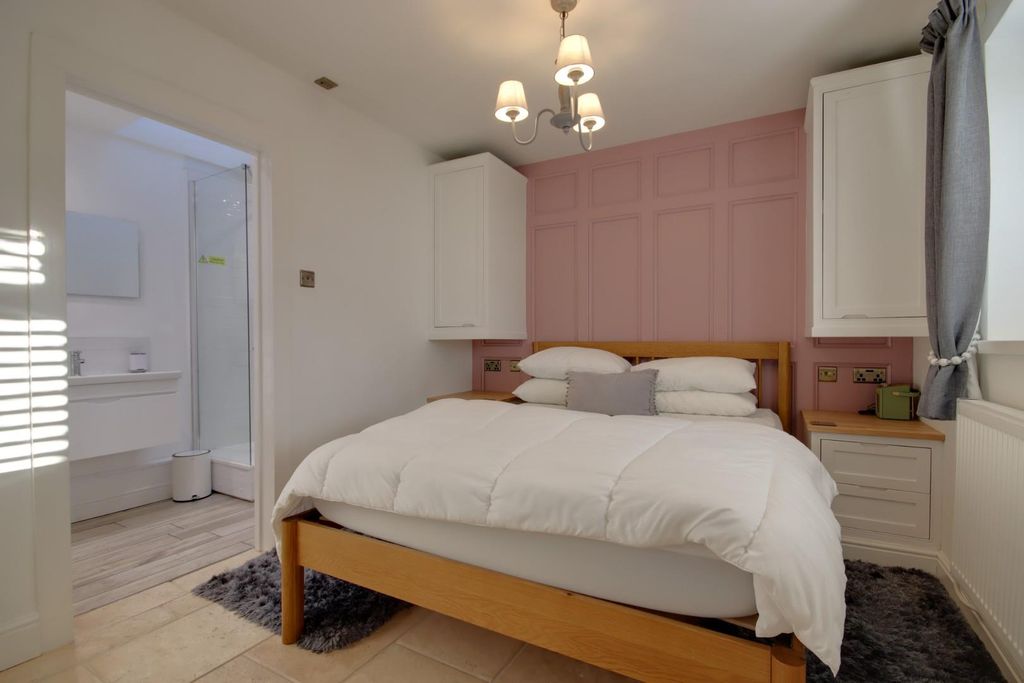 Property photo 3 of 10 Bedroom