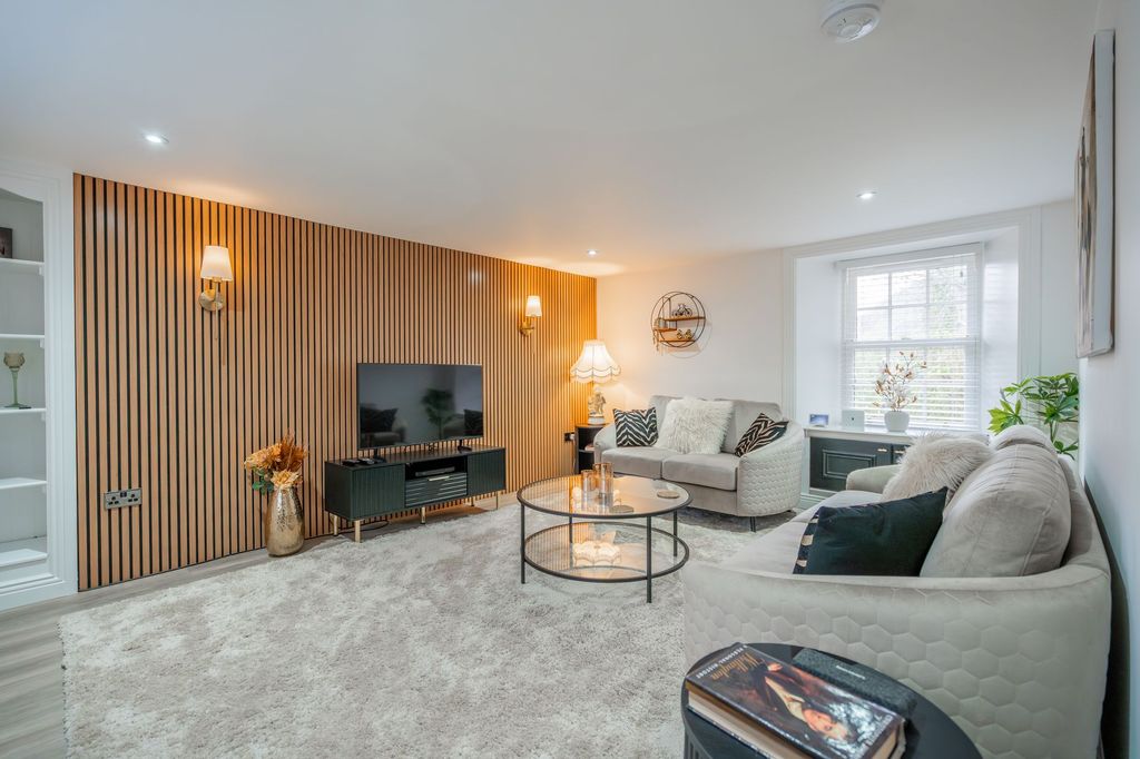 Property photo 2 of 22 Lounge