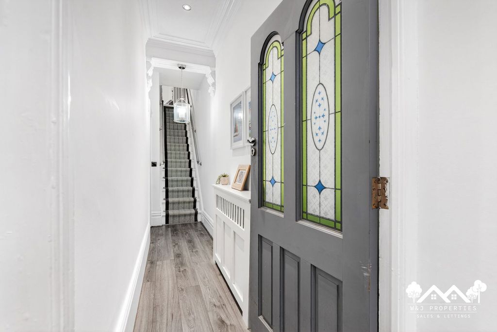 Property photo 2 of 28