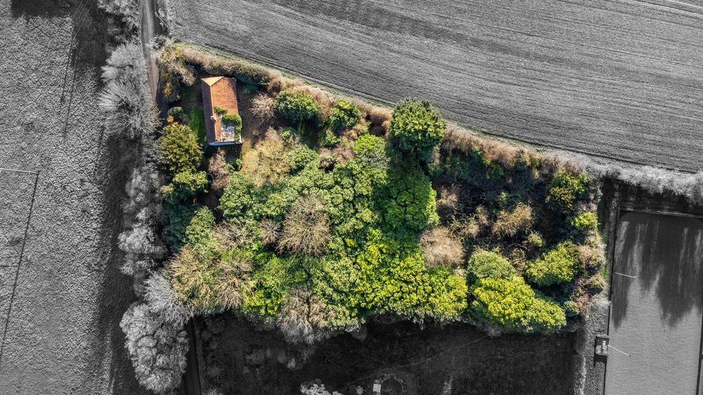 Property photo 2 of 28 Approx One Acre Grounds