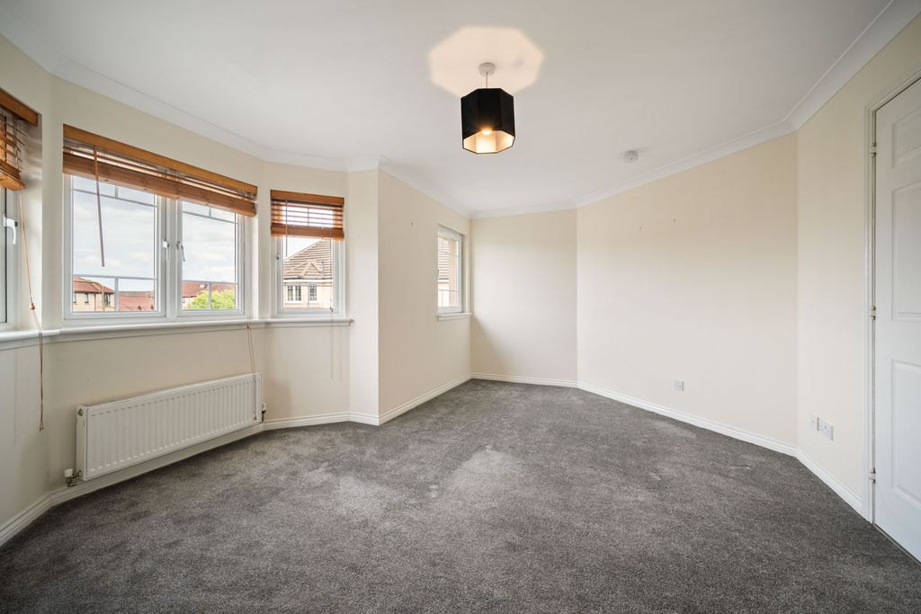 Property photo 3 of 11 16 Meikle Inch Lane 10