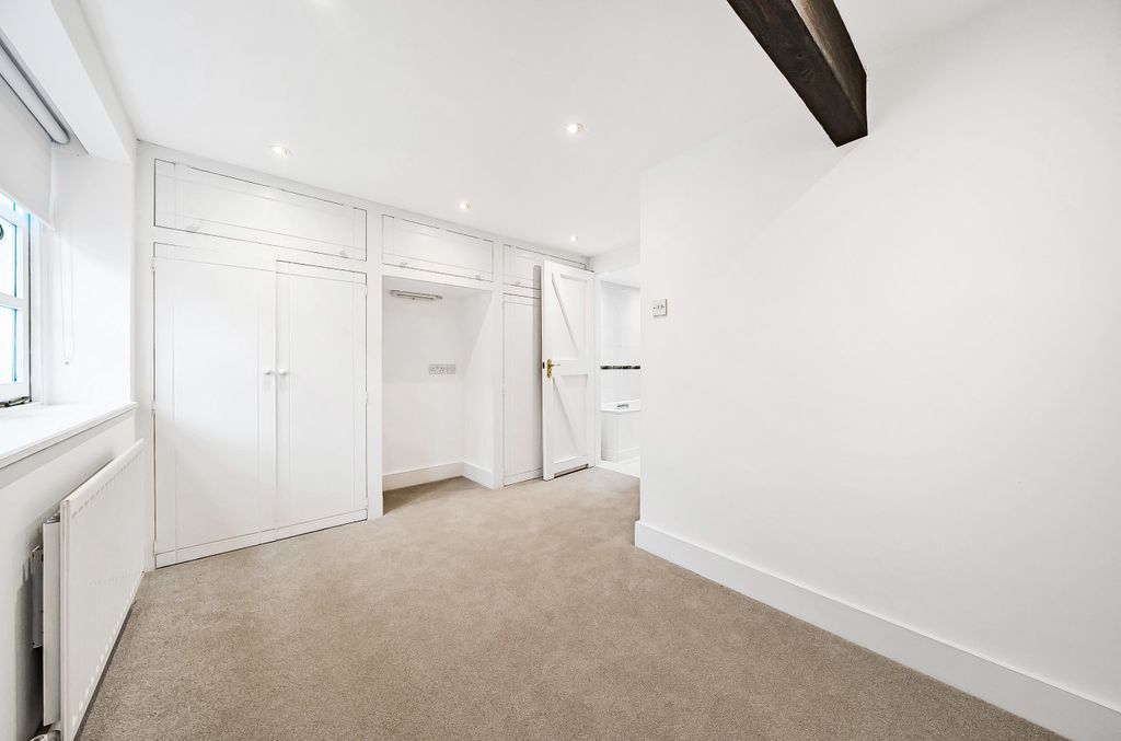 Property photo 3 of 10 Bedroom