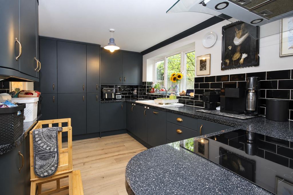 Property photo 2 of 27 51Fb6Aee-B9Eb-43E3-B4d2-Eb4717Bc4531.Png