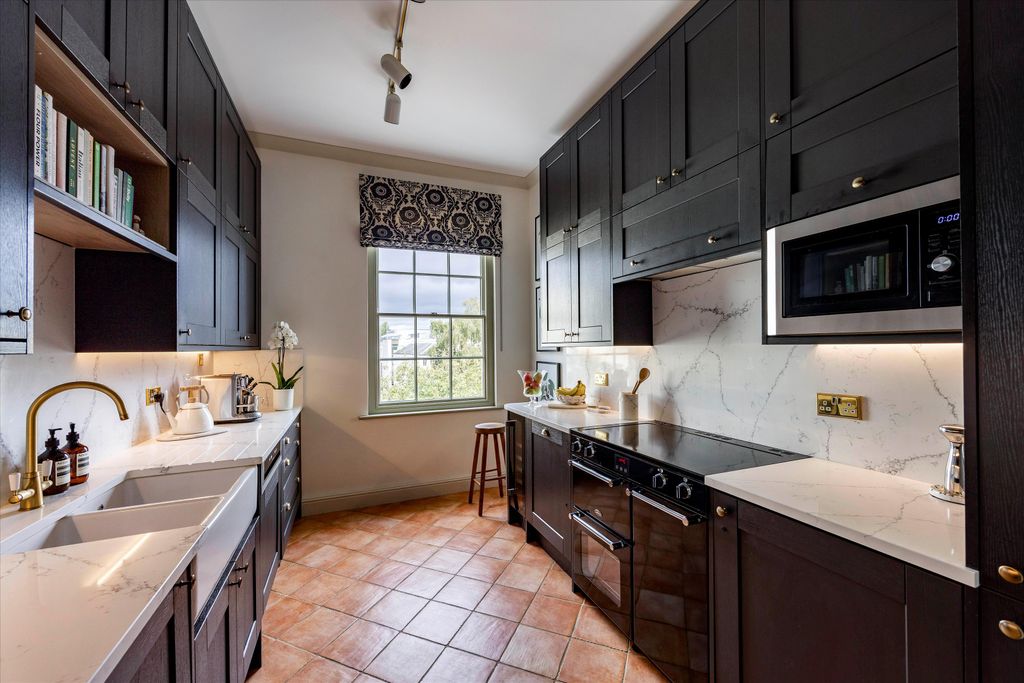 Property photo 2 of 18 Image