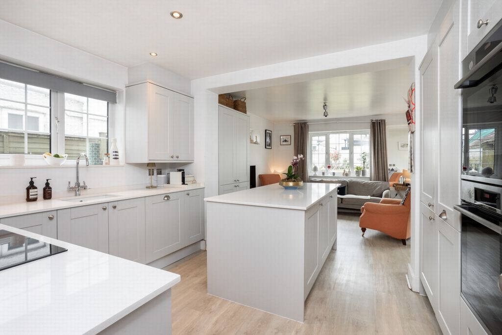 Property photo 3 of 19 Kitchen