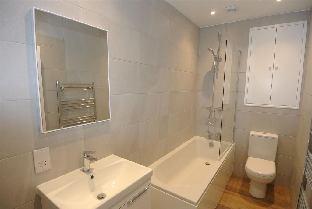 Property photo 2 of 12 Flat 2 Bathroom.Jpg