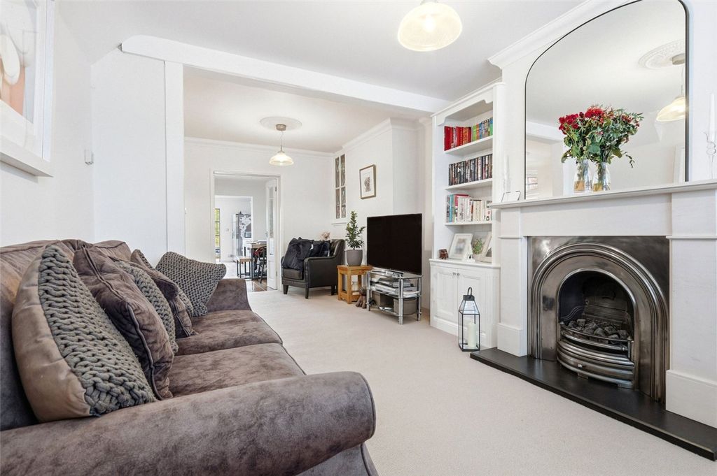 Property photo 3 of 16 Lounge