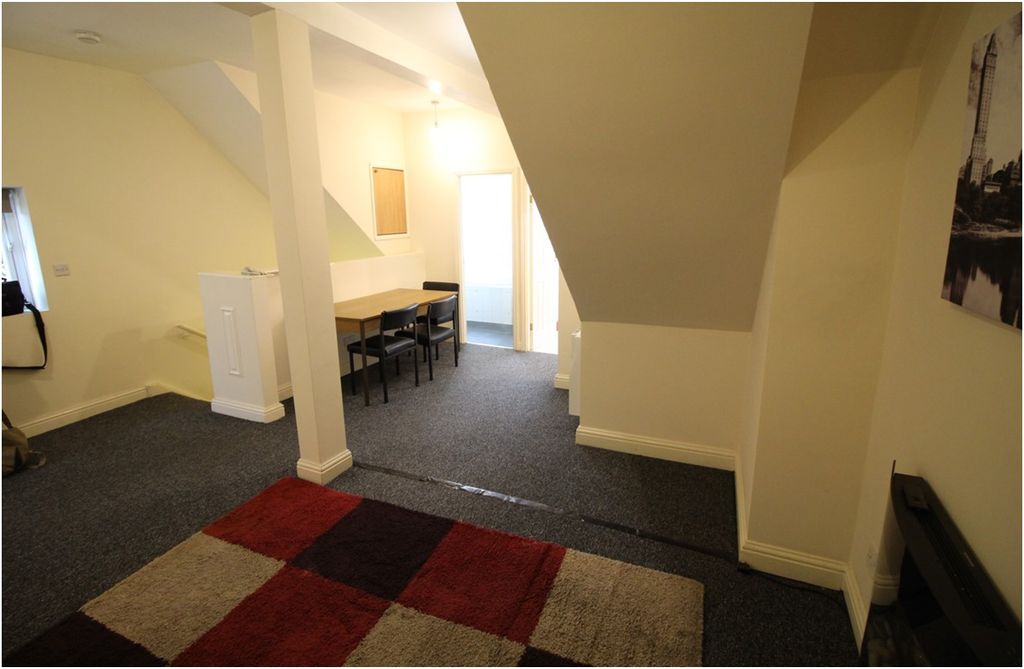 Property photo 3 of 8 Living Room - Diner