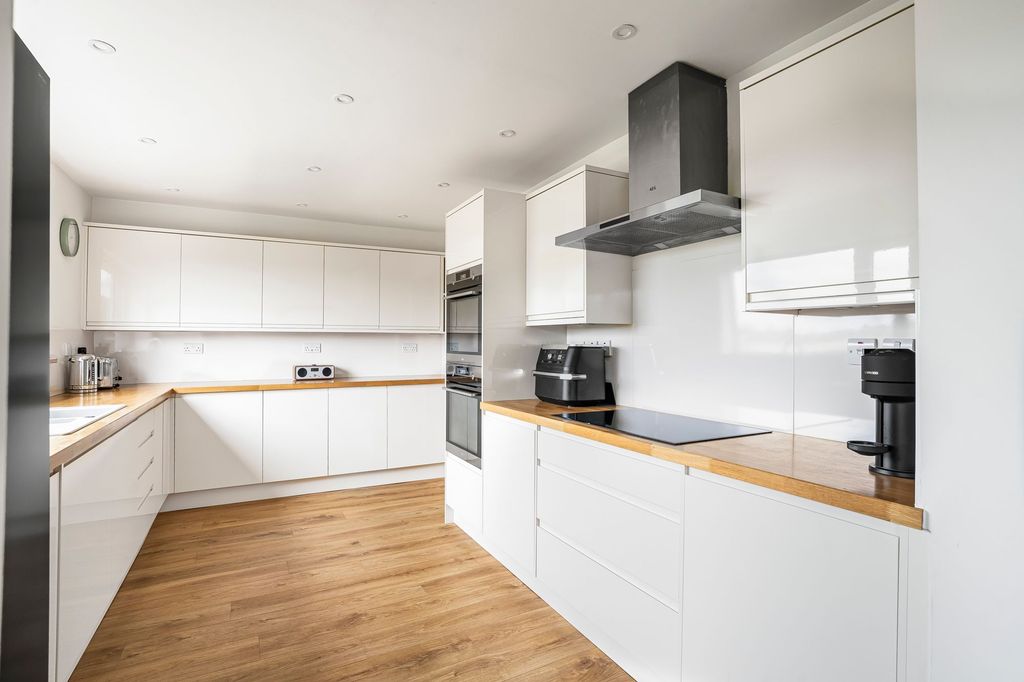 Property photo 2 of 35