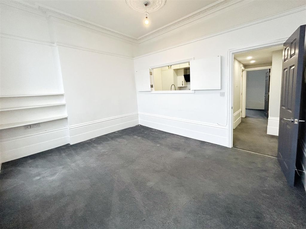 Property photo 3 of 9 Lounge