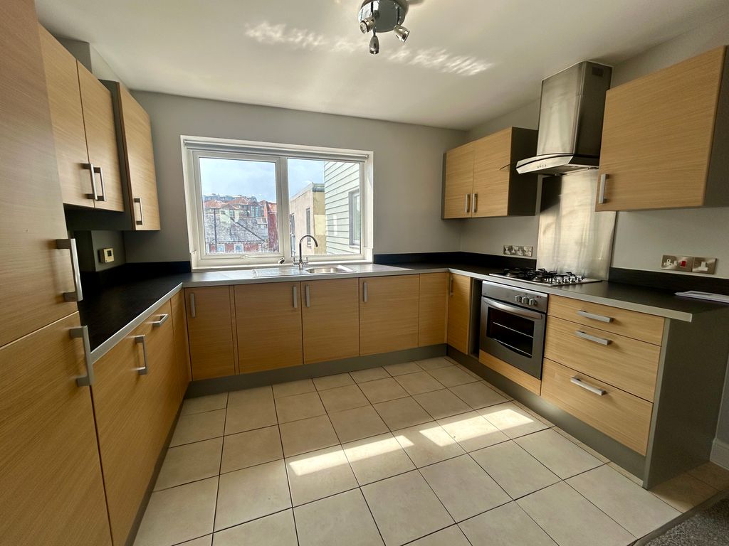 Property photo 2 of 42 Image00023