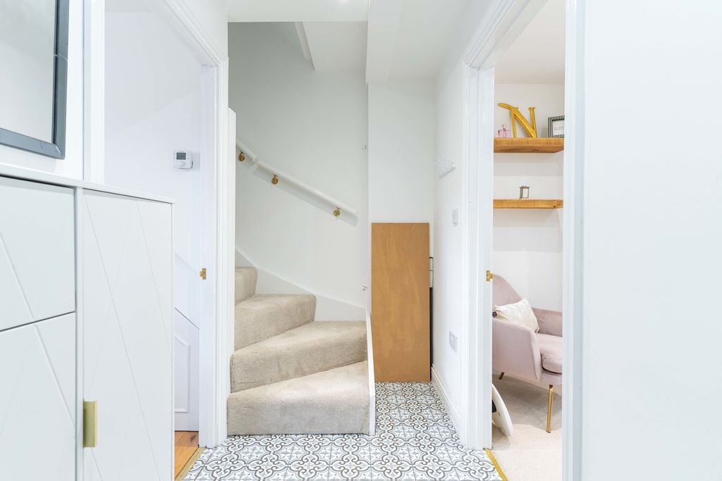 Property photo 2 of 16 Hallway