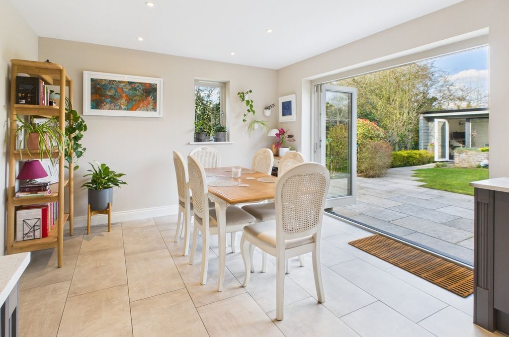 Property photo 2 of 33 Cam02519G0-Pr0244-Still018