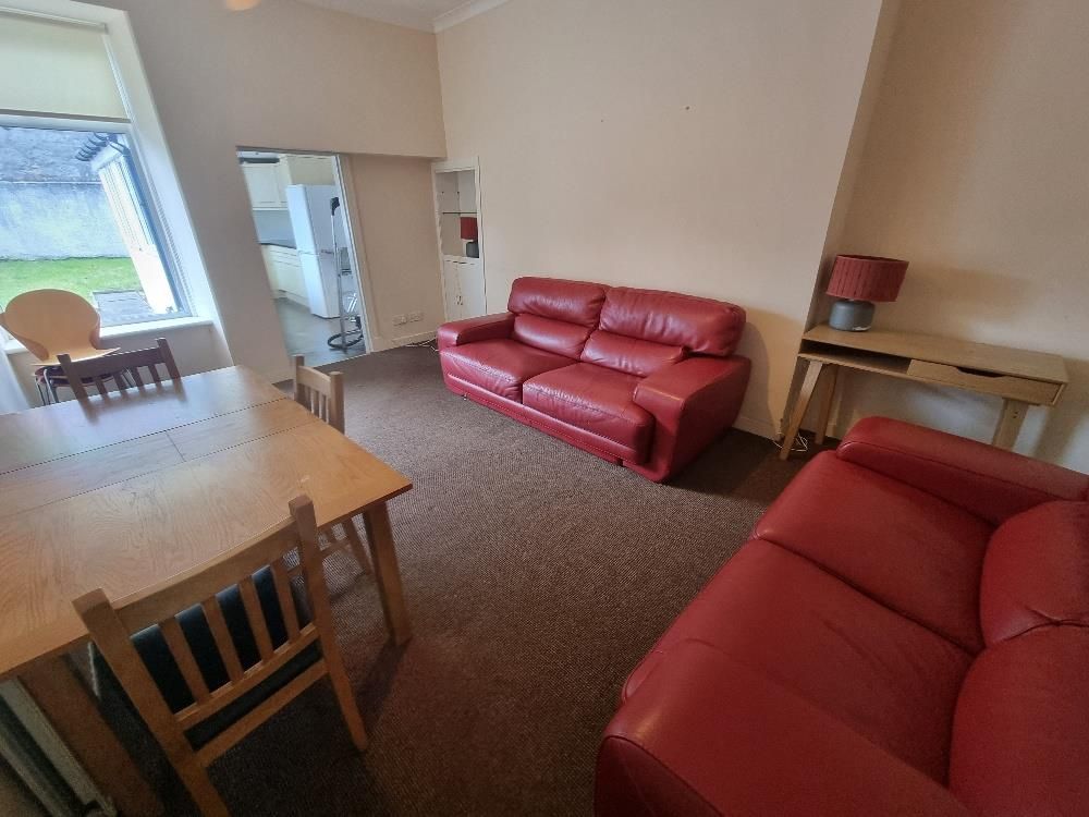 Property photo 3 of 16 Lounge