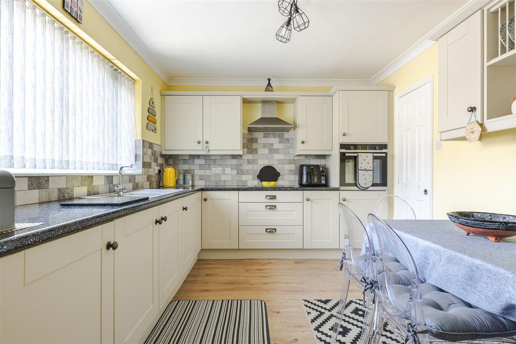 Property photo 3 of 21 Kitchen