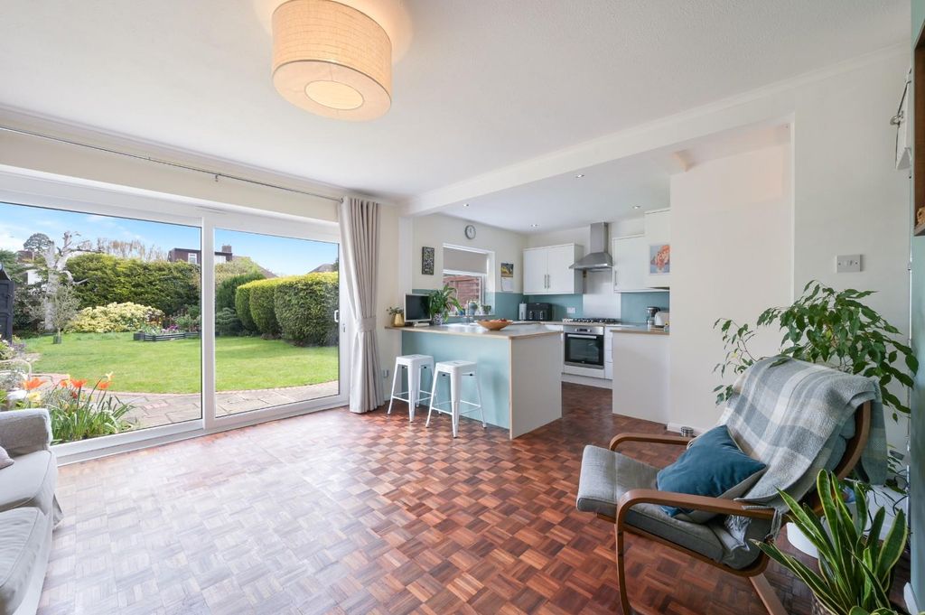 Property photo 2 of 16 Stamford Green Road