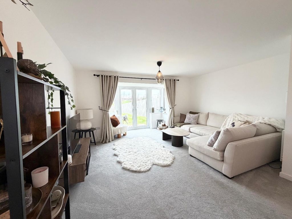 Property photo 2 of 17 Lounge