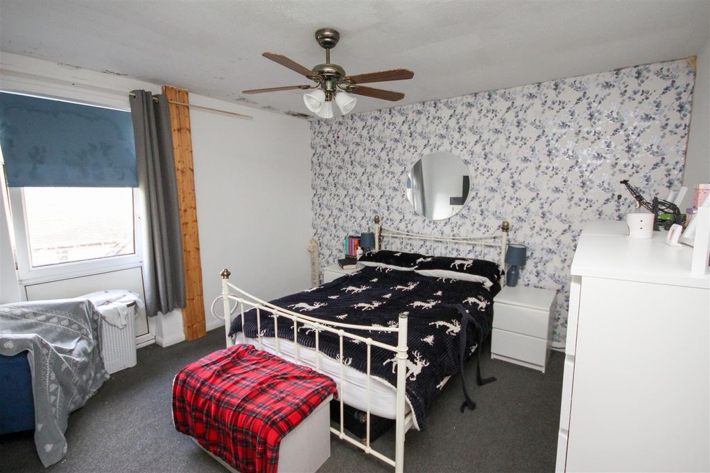 Property photo 3 of 9 Bed 1.Jpg