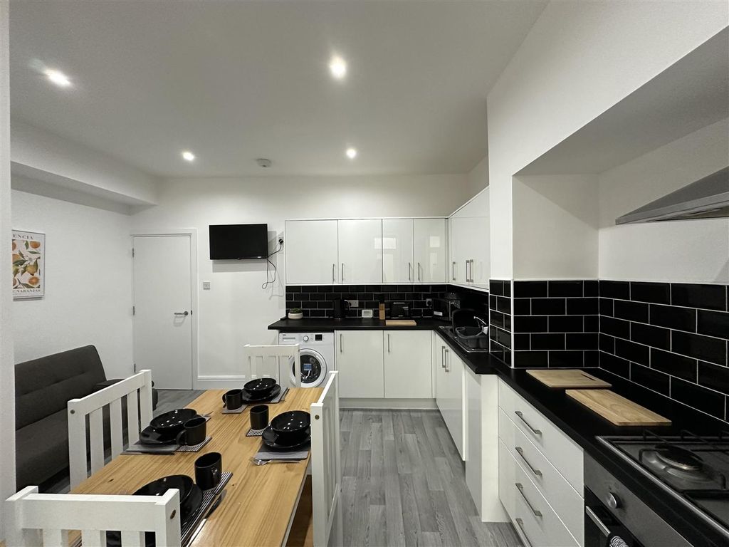 Property photo 2 of 10 Communal Kitchen Living Area