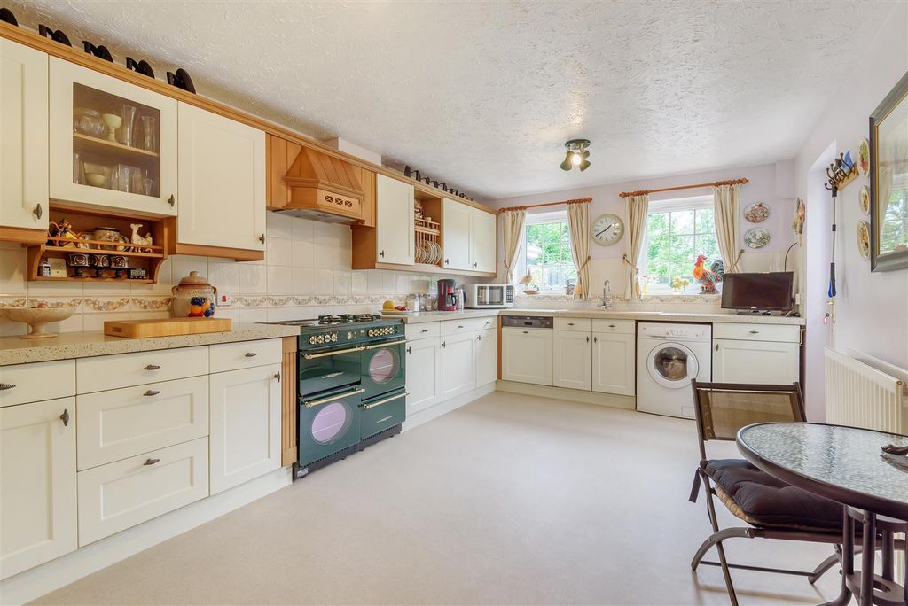 Property photo 3 of 29 Fitted Kitchen